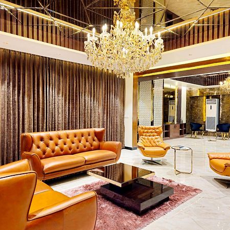 Апартаменти The Pentouz On 100 Feet Road Indiranagar - An Urban Luxury Retreat Бенґалуру Екстер'єр фото