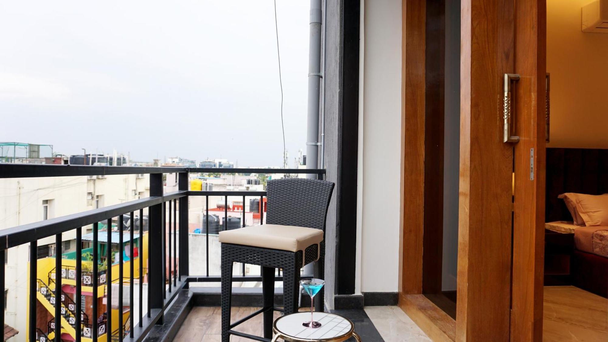 Апартаменти The Pentouz On 100 Feet Road Indiranagar - An Urban Luxury Retreat Бенґалуру Екстер'єр фото