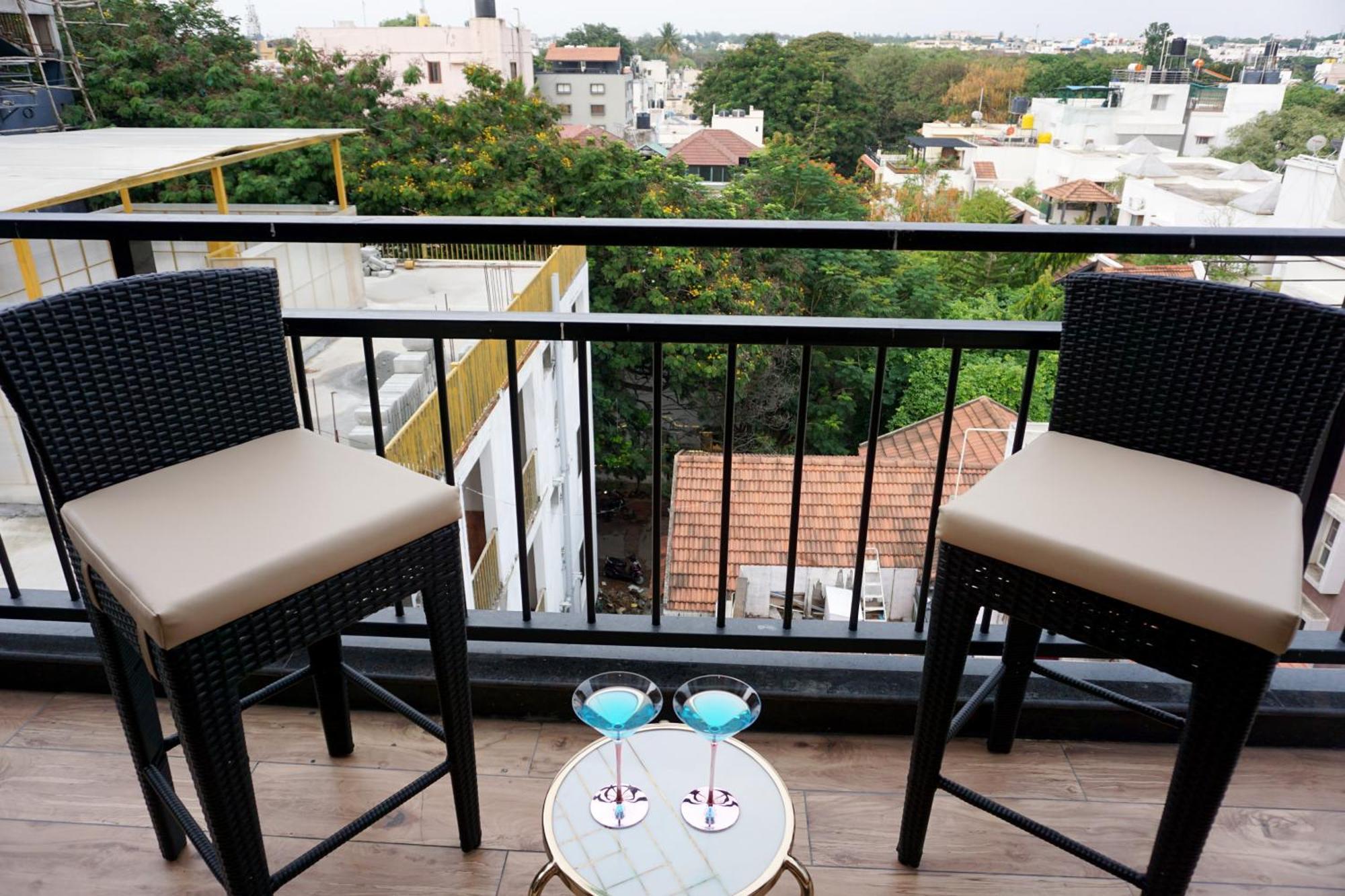 Апартаменти The Pentouz On 100 Feet Road Indiranagar - An Urban Luxury Retreat Бенґалуру Екстер'єр фото